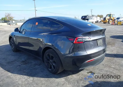 2024 Tesla Model Y Long Range Dual Motor All-Wheel Drive z USA, uszkodzony, nr VIN 7SAYGAEE2RF080945